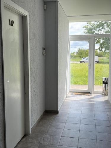 kambarys_su_duu_tualetu_ir_virtuve_22